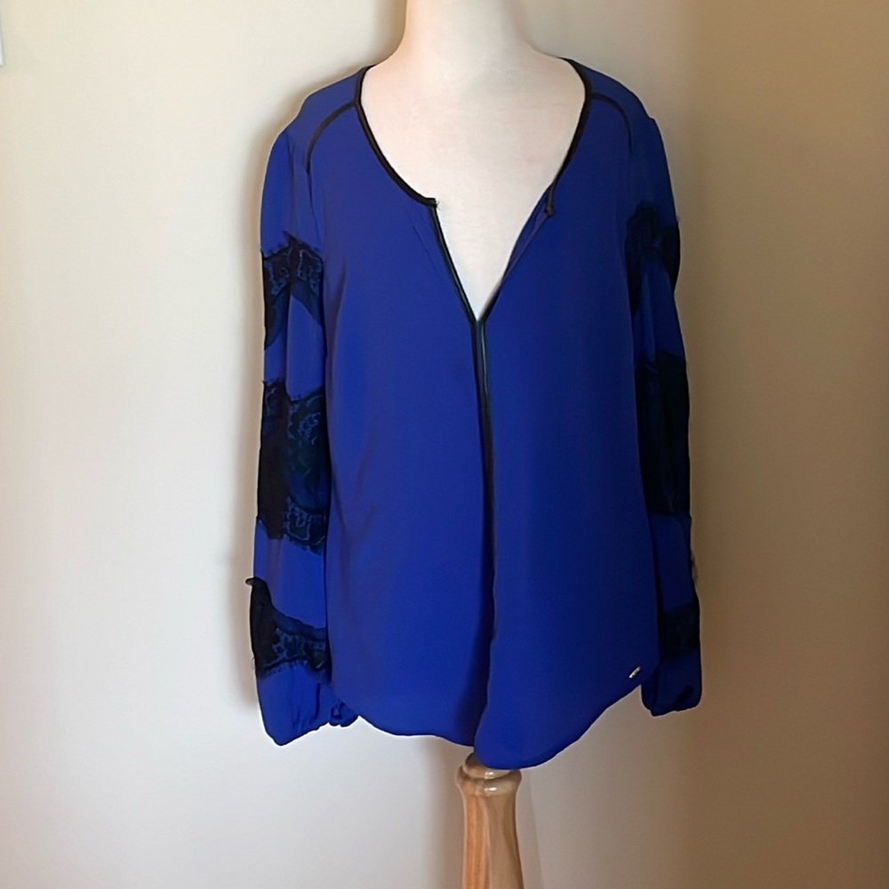 New Without Tags~Woman’s XS Bebe Blue/Black Lace Detailed V~Neck Long Sleeve Top